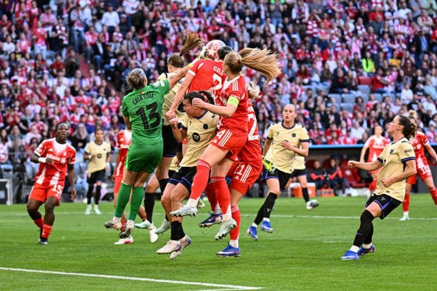 Soccer I Women I Season 2025 2026 I Champions League I Semi-final I FC Bayern Munich FC Barcelona I 25 04 2026 Catalina Coll 13, FC Barcelona fists the ball out of the turmoil in front of her goal Munich Allianz Arena Werner Heisenberg Allee 25 Bayern Germany Copyright: xLobeca InesxHähnelx