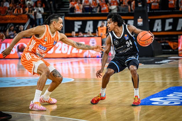 Neu Ulm, Germany, 25 04 26 Nelson Weidemann ratiopharm ulm and Ross Williams Veolia Towers Hamburg battle for the ball during the Basketball Bundesliga match between ratiopharm ulm vs Veolia Towers Hamburg at the ratiopharm Arena on April 25, 2026 in Neu Ulm, Germany Photo by Harry Langer DeFodi Images ratiopharm Arena, Germany, 25 04 26 Nelson Weidemann ratiopharm ulm and Ross Williams Veolia Towers Hamburg battle for the ball during the Basketball Bundesliga match between ratiopharm ulm vs Veolia Towers Hamburg at Neu Ulm on April 25, 2026 in ratiopharm Arena, Germany Photo by Harry Langer DeFodi Images Photo by Harry Langer DeFodi Images