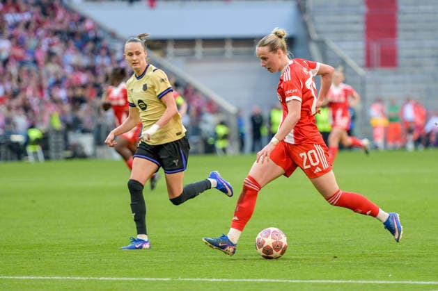 Allianz Arena, München, Deutschland 25.04.2026: Fußball, UEFA Women™s Champions League 2025 2026, Halbfinale Hinspiel, FC Bayern München Frauen vs. FC Barcelona, Barca Frauen: Franziska Kett (FC Bayern München, Abwehr) am Ball. München Bayern Deutschland Copyright: xPhilippxMerkx