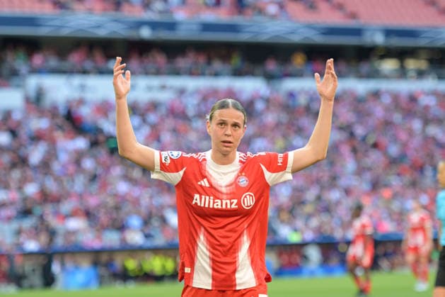 Allianz Arena, München, Deutschland 25.04.2026: Fußball, UEFA Women™s Champions League 2025 2026, Halbfinale Hinspiel, FC Bayern München Frauen vs. FC Barcelona, Barca Frauen: Klara Bühl Klara Buehl (FC Bayern München, Sturm) spielt mit Fans und ist nachdenklich. München Bayern Deutschland Copyright: xPhilippxMerkx