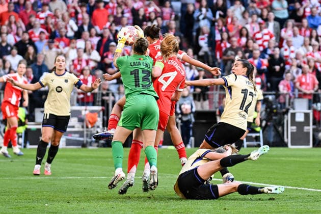 Soccer I Women I 2025 2026 season I Champions League I Semi-final I FC Bayern Munich FC Barcelona I 25 04 2026 Catalina Coll 13, FC Barcelona defuses the ball in front of Momoko Tanikawa 18, FC Bayern Munich and Glodis Viggosdottir 4, FC Bayern Munich , right Patri Guijarro 12, FC Barcelona Munich Allianz Arena Werner Heisenberg Allee 25 Bayern Germany Copyright: xLobeca InesxHähnelx