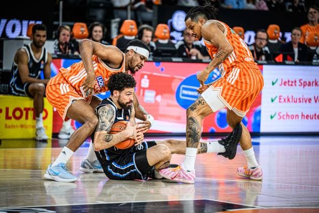 Neu Ulm, Germany, 25 04 26 Justin Simon ratiopharm ulm , Devon Daniels Veolia Towers Hamburg and Nelson Weidemann ratiopharm ulm battle for the ball during the Basketball Bundesliga match between ratiopharm ulm vs Veolia Towers Hamburg at ratiopharm Arena on April 25, 2026 in Neu Ulm, Germany Photo by Harry Langer DeFodi Images ratiopharm Arena, Germany, 25 04 26 Justin Simon ratiopharm ulm , Devon Daniels Veolia Towers Hamburg and Nelson Weidemann ratiopharm ulm battle for the ball during the Basketball Bundesliga match between ratiopharm ulm vs Veolia Towers Hamburg at Neu Ulm on April 25, 2026 in ratiopharm Arena, Germany Photo by Harry Langer DeFodi Images Photo by Harry Langer DeFodi Images
