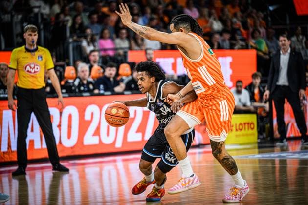 Neu Ulm, Germany, 25 04 26 Ross Williams Veolia Towers Hamburg and Nelson Weidemann ratiopharm ulm battle for the ball during the Basketball Bundesliga match between ratiopharm ulm vs Veolia Towers Hamburg at the ratiopharm Arena on April 25, 2026 in Neu Ulm, Germany Photo by Harry Langer DeFodi Images ratiopharm Arena, Germany, 25 04 26 Ross Williams Veolia Towers Hamburg and Nelson Weidemann ratiopharm ulm battle for the ball during the Basketball Bundesliga match between ratiopharm ulm vs Veolia Towers Hamburg at Neu Ulm on April 25, 2026 in ratiopharm Arena, Germany Photo by Harry Langer DeFodi Images Photo by Harry Langer DeFodi Images