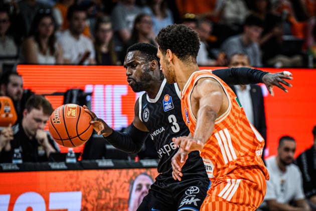 Neu Ulm, Germany, 25 04 26 Osaro Rich Veolia Towers Hamburg and Mark Smith ratiopharm ulm battle for the ball during the Basketball Bundesliga match between ratiopharm ulm vs Veolia Towers Hamburg at the ratiopharm Arena on April 25, 2026 in Neu Ulm, Germany Photo by Harry Langer DeFodi Images ratiopharm Arena, Germany, 25 04 26 Osaro Rich Veolia Towers Hamburg and Mark Smith ratiopharm ulm battle for the ball during the Basketball Bundesliga match between ratiopharm ulm vs Veolia Towers Hamburg at Neu Ulm on April 25, 2026 in ratiopharm Arena, Germany Photo by Harry Langer DeFodi Images Photo by Harry Langer DeFodi Images