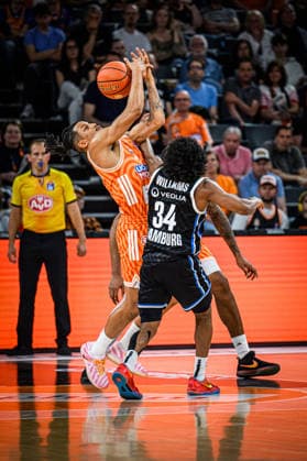 Neu Ulm, Germany, 25 04 26 Nelson Weidemann ratiopharm ulm and Ross Williams Veolia Towers Hamburg in a duel during the Basketball Bundesliga match between ratiopharm ulm vs Veolia Towers Hamburg at the ratiopharm Arena on April 25, 2026 in Neu Ulm, Germany Photo by Harry Langer DeFodi Images ratiopharm Arena, Germany, 25 04 26 Nelson Weidemann ratiopharm ulm and Ross Williams Veolia Towers Hamburg battle for the ball during the Basketball Bundesliga match between ratiopharm ulm vs Veolia Towers Hamburg at Neu Ulm on April 25, 2026 in ratiopharm Arena, Germany Photo by Harry Langer DeFodi Images Photo by Harry Langer DeFodi Images