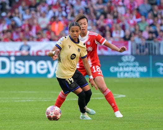 Allianz Arena, Munich, Germany 25 04 2026 Football, UEFA Women™s Champions League 2025 2026, semi-final first leg, FC Bayern Munich Women vs FC Barcelona Women Vicky Lopez Vicky Lopez FC Barcelona, midfield in duel with Momoko Tanikawa FC Bayern Munich, midfield Munich Bayern Germany Copyright: xPhilippxMerkx