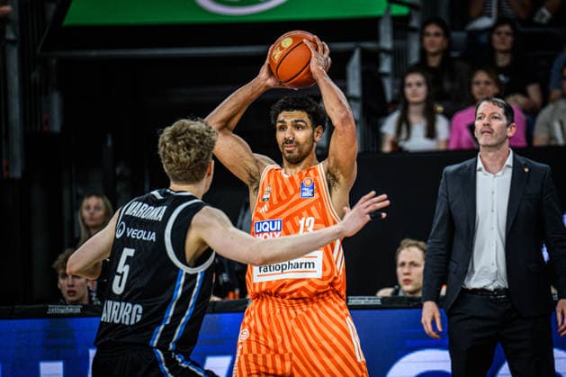 Neu Ulm, Germany, 25 04 26 Zsombor Maronka Veolia Towers Hamburg and Mark Smith ratiopharm ulm battle for the ball during the Basketball Bundesliga match between ratiopharm ulm vs Veolia Towers Hamburg at the ratiopharm Arena on April 25, 2026 in Neu Ulm, Germany Photo by Harry Langer DeFodi Images ratiopharm Arena, Germany, 25 04 26 Zsombor Maronka Veolia Towers Hamburg and Mark Smith ratiopharm ulm battle for the ball during the Basketball Bundesliga match between ratiopharm ulm vs Veolia Towers Hamburg at Neu Ulm on April 25, 2026 in ratiopharm Arena, Germany Photo by Harry Langer DeFodi Images Photo by Harry Langer DeFodi Images