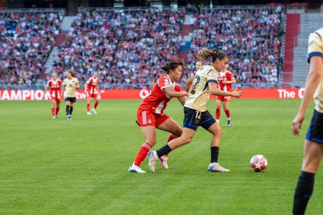 Allianz Arena, Munich, Germany 25 04 2026 Football, UEFA Women™s Champions League 2025 2026, semi-final first leg, FC Bayern Munich Women vs FC Barcelona Women Momoko Tanikawa FC Bayern Munich, midfield in duel with Patri Guijarro FC Barcelona, midfield Munich Bayern Germany Copyright: xPhilippxMerkx