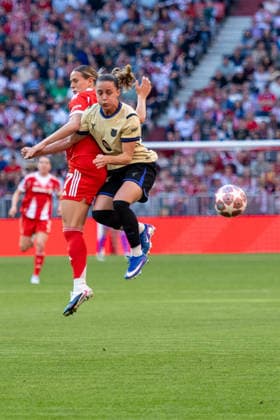 Allianz Arena, Munich, Germany 25 04 2026 Football, UEFA Women™s Champions League 2025 2026, semi-final first leg, FC Bayern Munich Women vs FC Barcelona Women Klara Bühl Klara Buehl FC Bayern Munich, forward in duel with Ona Batlle FC Barcelona, defense Munich Bayern Germany Copyright: xPhilippxMerkx
