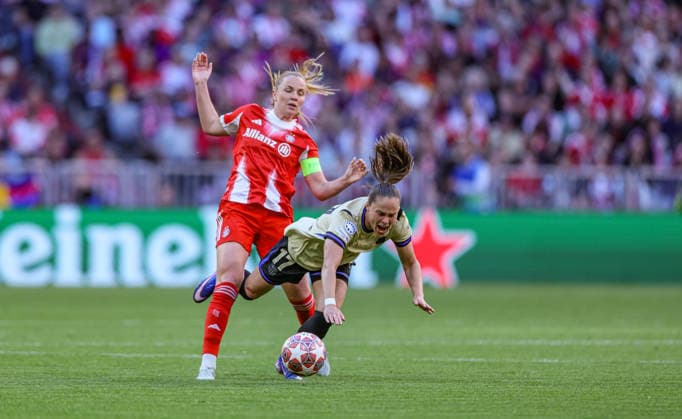 GER, Munich, Bayern Munich vs FC Barcelona, WomenÂs Champions League, Football, UEFA, Season 2025 2026, Allianz Arena, Semifinal, First leg in picture v l Glodis Perla Viggosdottir Bayern Munich 4 , Ewa Pajor FC Barcelona 17 , Duel DFB DFL REGULATIONS PROHIBIT ANY USE OF PHOTOGRAPHS AS IMAGE SEQUENCES AND OR QUASI VIDEO, 25 04 2026 Copyright: HMBxMedia HendrikxHamelau