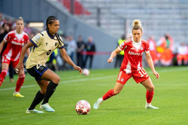 Esmee Brugts 24 Barcelona and Linda Dallmann 10 FC Bayern in action at the UEFA Womens Champions League match FC Bayern Munich FC Barcelona on 25 04 2026 Munich Allianz Arena Bayern Germany