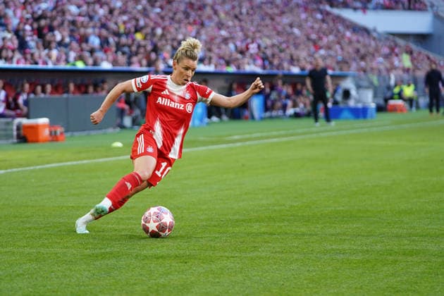 Linda Dallmann 10 FC Bayern in action at the UEFA Womens Champions League match FC Bayern Munich FC Barcelona on 25 04 2026 Munich Allianz Arena Bayern Germany