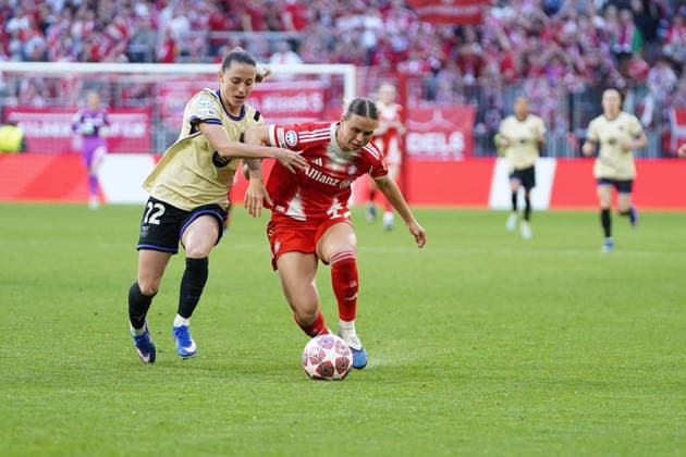 Ona Batlle 22 Barcelona and Klara Bühl 17 FC Bayern in action at the UEFA Womens Champions League match FC Bayern Munich FC Barcelona on 25 04 2026 Munich Allianz Arena Bayern Germany
