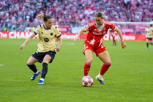 Ona Batlle 22 Barcelona and Klara Bühl 17 FC Bayern in action at the UEFA Womens Champions League match FC Bayern Munich FC Barcelona on 25 04 2026 Munich Allianz Arena Bayern Germany