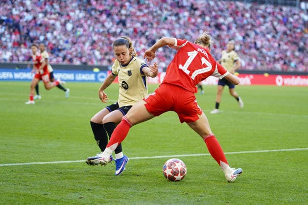 Ona Batlle 22 Barcelona and Klara Bühl 17 FC Bayern in action at the UEFA Womens Champions League match FC Bayern Munich FC Barcelona on 25 04 2026 Munich Allianz Arena Bayern Germany