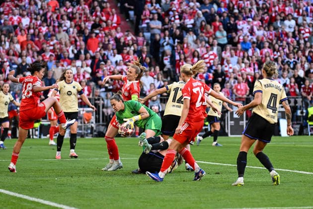 Soccer I Women I Season 2025 2026 I Champions League I Semifinals I FC Bayern Munich FC Barcelona I 25 04 2026 Momoko Tanikawa 18, FC Bayern Munich , Glodis Viggosdottir 4, FC Bayern Munich , Catalina Coll 13, FC Barcelona , Patri Guijarro 12, FC Barcelona , Pernille Harder 21, FC Bayern Munich and Mapi Leon 4, FC Barcelona in the penalty area Munich Allianz Arena Werner Heisenberg Allee 25 Bayern Germany Copyright: xLobeca InesxHähnelx