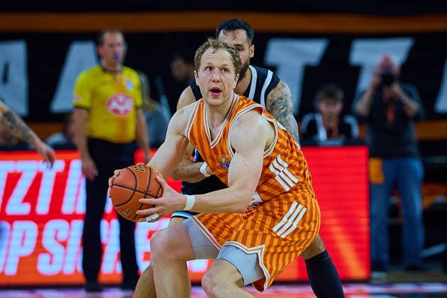 Christian Sengfelder ratiopharm ulm, 43 secures the ball GER, ratiopharm ulm vs Veolia Towers Hamburg, Basketball, Matchday 31, EasyCredit BBL, Season 2025 2026, 25 04 2026 GER, ratiopharm ulm vs Veolia Towers Hamburg, Basketball, Matchday 31, EasyCredit BBL, Season 2025 2026, 25 04 2026 New Ulm Copyright: xEibner-Pressefoto GeraldxOelze-dexStoppanyx EP_ODS