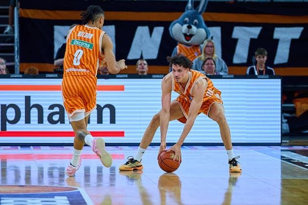 Alec Anigbata ratiopharm ulm, 21 secures the ball for Nelson Weidemann ratiopharm ulm, 00 GER, ratiopharm ulm vs Veolia Towers Hamburg, Basketball, Matchday 31, EasyCredit BBL, Season 2025 2026, 25 04 2026 GER, ratiopharm ulm vs Veolia Towers Hamburg, Basketball, Matchday 31, EasyCredit BBL, Season 2025 2026, 25 04 2026 New Ulm Copyright: xEibner-Pressefoto GeraldxOelze-dexStoppanyx EP_ODS