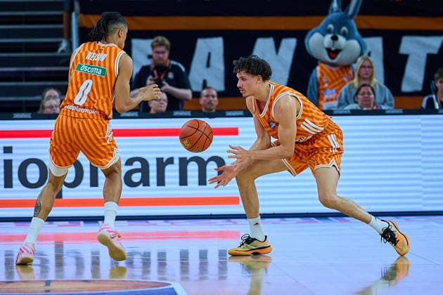 Alec Anigbata ratiopharm ulm, 21 secures the ball for Nelson Weidemann ratiopharm ulm, 00 GER, ratiopharm ulm vs Veolia Towers Hamburg, Basketball, Matchday 31, EasyCredit BBL, Season 2025 2026, 25 04 2026 GER, ratiopharm ulm vs Veolia Towers Hamburg, Basketball, Matchday 31, EasyCredit BBL, Season 2025 2026, 25 04 2026 New Ulm Copyright: xEibner-Pressefoto GeraldxOelze-dexStoppanyx EP_ODS