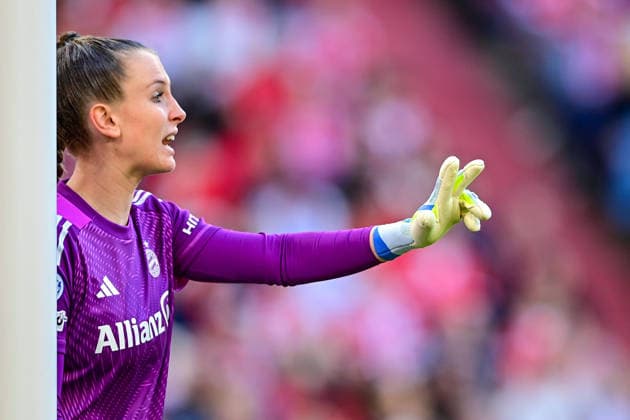 Ena MAHMUTOVIC Goalkeeper, Goalkeeper, FC Bayern, FCB, 32 gives instructions, gestures, gesticulates with arms, gives instructions, gesticulate, single image, action, action, 25 04 2026, Munich Germany , Football, UEFA Womens Champions League, Semi-Final, FC Bayern Munich FC Barcelona xslx