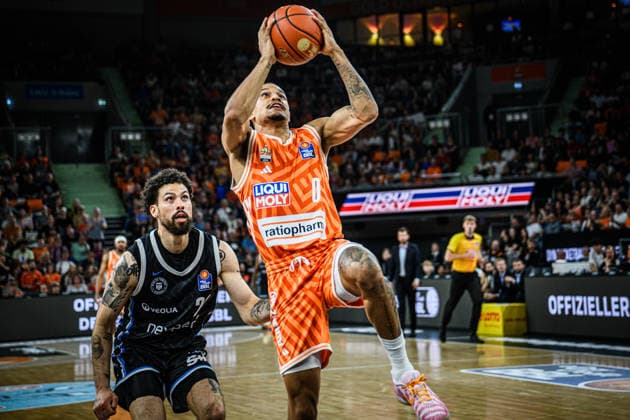 Neu Ulm, Germany, 25 04 26 Devon Daniels Veolia Towers Hamburg and Nelson Weidemann ratiopharm ulm battle for the ball during the Basketball Bundesliga match between ratiopharm ulm vs Veolia Towers Hamburg at the ratiopharm Arena on April 25, 2026 in Neu Ulm, Germany Photo by Harry Langer DeFodi Images ratiopharm Arena, Germany, 25 04 26 Devon Daniels Veolia Towers Hamburg and Nelson Weidemann ratiopharm ulm battle for the ball during the Basketball Bundesliga match between ratiopharm ulm vs Veolia Towers Hamburg at Neu Ulm on April 25, 2026 in ratiopharm Arena, Germany Photo by Harry Langer DeFodi Images Photo by Harry Langer DeFodi Images