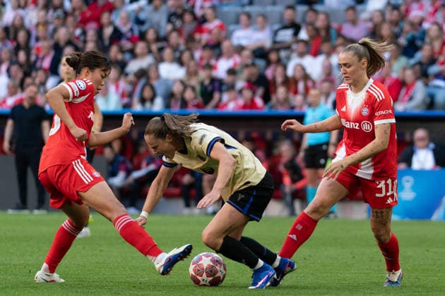 MUNICH, GERMANY - APRIL 25: Ewa Pajor (17 FC Barcelona, Barca and Georgia Stanway (31 FC Bayern München) in action during the UEFA Women s Champions League Semi-final match between FC Bayern München and FC Barcelona at Allianz Arena on April 25, 2026 in Munich, Germany. (Photo by Qianru Zhang Press Photo)  Copyright: xQianruxZhang SPPx Sportspressphoto_SPR135818