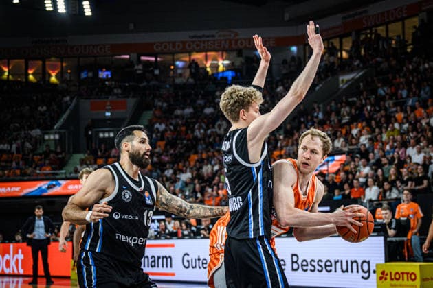 Neu Ulm, Germany, 25 04 26 Martin Breunig Veolia Towers Hamburg , Zsombor Maronka Veolia Towers Hamburg and Christian Sengfelder ratiopharm ulm battle for the ball during the Basketball Bundesliga match between ratiopharm ulm vs Veolia Towers Hamburg at ratiopharm Arena on April 25, 2026 in Neu Ulm, Germany Photo by Harry Langer DeFodi Images ratiopharm Arena, Germany, 25 04 26 Martin Breunig Veolia Towers Hamburg , Zsombor Maronka Veolia Towers Hamburg and Christian Sengfelder ratiopharm ulm during the Basketball Bundesliga match between ratiopharm ulm vs Veolia Towers Hamburg at Neu Ulm on April 25, 2026 in ratiopharm Arena, Germany Photo by Harry Langer DeFodi Images Photo by Harry Langer DeFodi Images