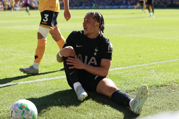 Football - Premier League - Wolverhampton Wanderers v Tottenham Hotspur 25th April 2026 - Premier League - Wolverhampton Wanderers v Tottenham Hotspur - Xavi Simons of Tottenham Hotspur screams in agony as he clutches his injured knee - Photo: Simon Stacpoole Offside. Wolverhampton UK *** Fußball Premier League Wolverhampton Wanderers v Tottenham Hotspur 25. April 2026 Premier League Wolverhampton Wanderers v Tottenham Hotspur Xavi Simons von Tottenham Hotspur schreit vor Schmerzen, während er sich sein verletztes Knie umklammert Foto Simon Stacpoole Abseits Wolverhampton UK  Copyright: xSimonxStacpoolexOffside