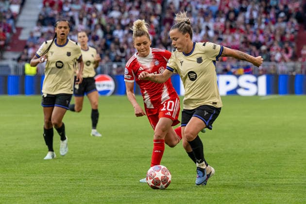 Battle for the ball duel between Claudia Pina FC Barcelona Woman, 09 and Linda Dallmann FC Bayern Muenchen Women, 10 GER, FC Bayern Muenchen vs FC Barcelona, Football, UEFA Womans Champions League, Semi-final first leg, 2025 2026 season, 25 04 2026 GER, FC Bayern Muenchen vs FC Barcelona, Football, UEFA Womans Champions League, Semi-final first leg, 2025 2026 season, 25 04 2026 Muenchen Copyright: xEibner-Pressefoto HeikexFeinerx EP_HFR