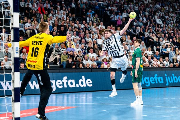 25 04 2026, xdobgx, Handball Daikin HBL, THW Kiel SC DHfK Leipzig v l TomaÅ¡ Mrkva SC DHfK Leipzig Verein, 16 , Lukas Zerbe Kiel, 24 beim Wurf, in action, throwing Kiel