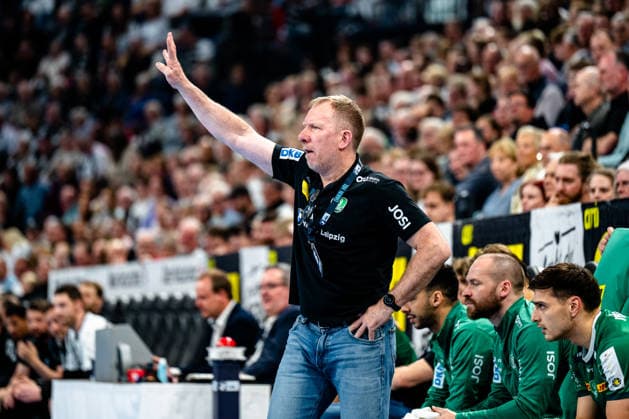 25 04 2026, xdobgx, Handball Daikin HBL, THW Kiel SC DHfK Leipzig v l Frank Carstens gives instructions, gestures with his arms, gesticulates, gives instructions Kiel