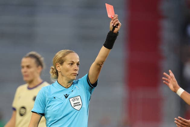 Rote Karte , Fc Bayern München-Barcelona Halbfinal Women Champions League , Frauen Fußball , in den Allianz Arena Stadion, in München , Bayern , Deutschland. April 25 , 2026 . Photo by: Davide Elias IPA Photo Pressefoto DENL Copyright: xDavidexEliasx