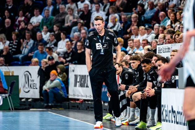 25 04 2026, xdobgx, Handball Daikin HBL, THW Kiel SC DHfK Leipzig v l Filip Jicha Kiel, Trainer Freisteller, Einzelbild, Ganzkoerper Kiel