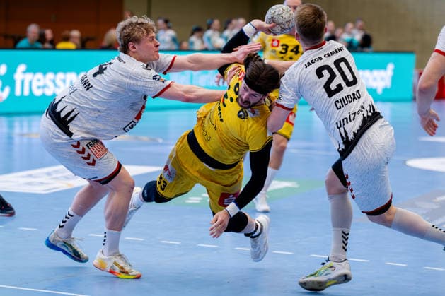 Krefeld, 24.04.2026, Handball, Herren, 2. Bundesliga, 29. Spieltag, 2025 2026: HSG Krefeld Niederrhein VFL Lübeck-Schwartau Julius Rose (HSG Krefeld Niederrhein, 63) beim Torwurf