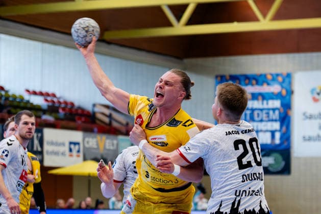 Krefeld, 24.04.2026, Handball, Herren, 2. Bundesliga, 29. Spieltag, 2025 2026: HSG Krefeld Niederrhein VFL Lübeck-Schwartau Jörn Persson (HSG Krefeld Niederrhein, 34) wird beim Torwurf gehindert von Leon Ciudad Benitez (VfL Lübeck-Schwartau, 20)