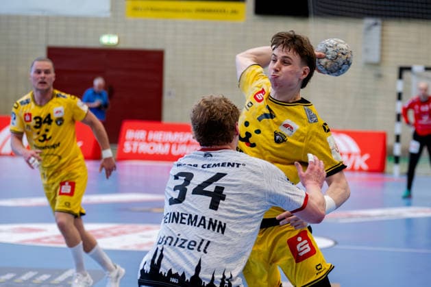 Krefeld, 24.04.2026, Handball, Herren, 2. Bundesliga, 29. Spieltag, 2025 2026: HSG Krefeld Niederrhein VFL Lübeck-Schwartau Marvin Kix (HSG Krefeld Niederrhein, 7) beim Wurf aus dem Rückraum gegen Thore Kjell Heinemann (VfL Lübeck-Schwartau, 34)