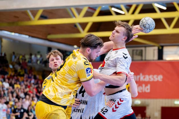 Krefeld, 24.04.2026, Handball, Herren, 2. Bundesliga, 29. Spieltag, 2025 2026: HSG Krefeld Niederrhein VFL Lübeck-Schwartau Einar Nickelsen (VfL Lübeck-Schwartau, 42) im Zweikampf mit Robert Krass (HSG Krefeld Niederrhein, 3)