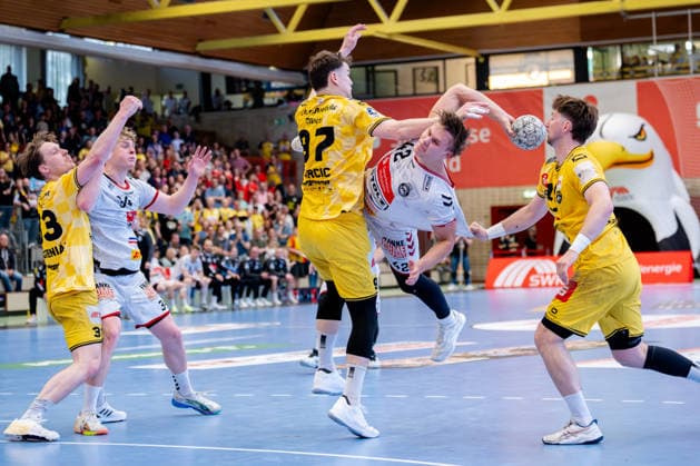 Krefeld, 24 04 2026, Handball, Men, 2 Bundesliga, 29 Matchday, 2025 2026 HSG Krefeld Niederrhein VFL Lübeck Schwartau Einar Nickelsen VfL Lübeck Schwartau, 42 in duel with Matija Mircic HSG Krefeld Niederrhein, 97