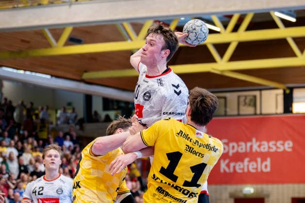 Krefeld, 24 04 2026, Handball, Men, 2 Bundesliga, Matchday 29, 2025 2026 HSG Krefeld Niederrhein VFL Lübeck Schwartau Ole Hagedorn VfL Lübeck Schwartau, 10 on a throw from the back