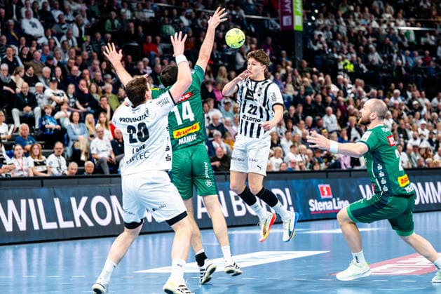 25 04 2026, xdobgx, Handball Daikin HBL, THW Kiel SC DHfK Leipzig v l Lukas Laube Kiel, 20 , Marko MamiÄ‡ SC DHfK Leipzig Verein, 14 , Rasmus Ankermann Kiel, 22 am Ball, plays the ball Kiel