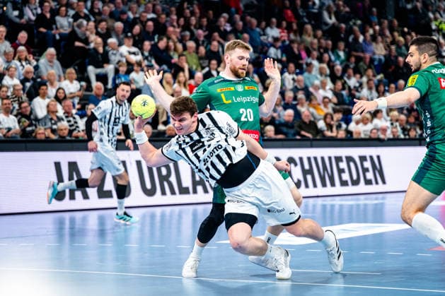 25 04 2026, xdobgx, Handball Daikin HBL, THW Kiel SC DHfK Leipzig v l Lukas Laube Kiel, 20 throwing, in action, throwing, William Bogojevic SC DHfK Leipzig Verein, 20 Kiel