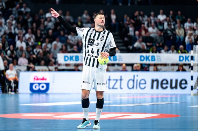 25 04 2026, xdobgx, Handball Daikin HBL, THW Kiel SC DHfK Leipzig v l Domagoj Duvnjak Kiel, 4 gives instructions, gestures with arms, gesticulates, gives instructions, on the ball, plays the ball Kiel