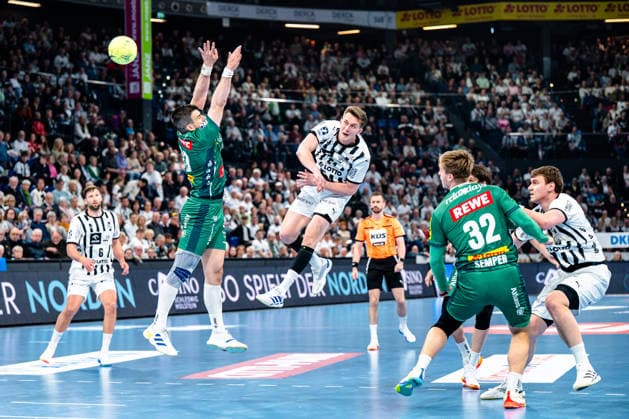 25 04 2026, xdobgx, Handball Daikin HBL, THW Kiel SC DHfK Leipzig v l Nikola Bilyk Kiel, 53 throwing, in action, throwing Kiel