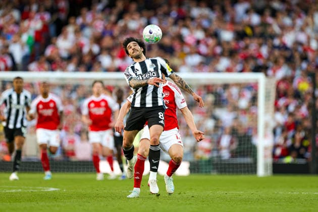 Arsenal v Newcastle United, Premier League Sandro Tonali (8) of Newcastle United heads away from Viktor Gyökeres (14) of Arsenal during the Premier League match between Arsenal and Newcastle United at the Emirates Stadium, London, UK on 25 April 2026. Editorial use only DataCo restrictions apply See www.football-dataco.com , Copyright: xNigelxKeenex PSI-24153-0044