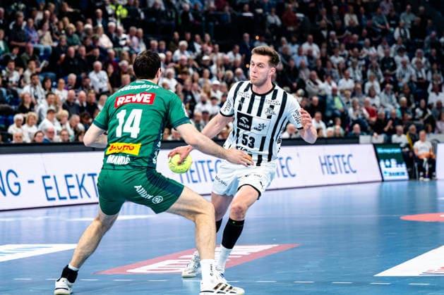 25 04 2026, xdobgx, Handball Daikin HBL, THW Kiel SC DHfK Leipzig v l Marko MamiÄ‡ SC DHfK Leipzig Verein, 14 , Nikola Bilyk Kiel, 53 am Ball, plays the ball Kiel