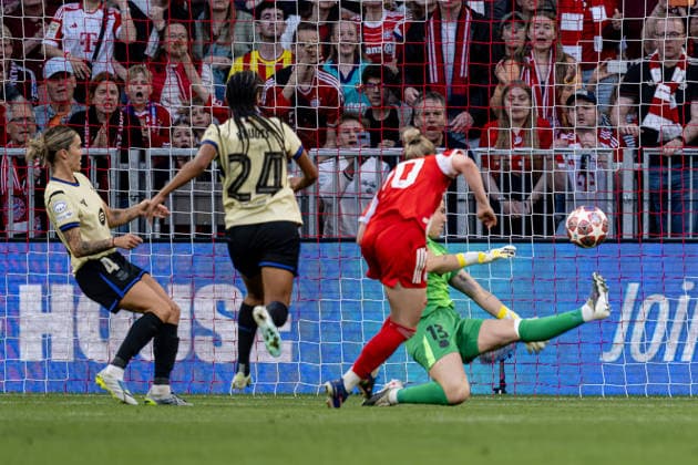 Cata Coll goalkeeper, FC Barcelona Woman, 13 cannot prevent the goal to equalize 1 1 by Franziska Kett FC Bayern Muenchen Women, 20 GER, FC Bayern Muenchen vs FC Barcelona, Football, UEFA Womans Champions League, Semifinal first leg, 2025 2026 season, 25 04 2026 GER, FC Bayern Muenchen vs FC Barcelona, Football, UEFA Womans Champions League, Semifinal first leg, 2025 2026 season, 25 04 2026 Muenchen Copyright: xEibner-Pressefoto HeikexFeinerx EP_HFR