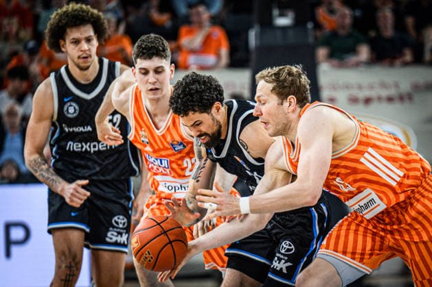 New Ulm, Germany, 25 04 26 Zacharie Perrin Veolia Towers Hamburg , Diego Garavaglia ratiopharm ulm , Devon Daniels Veolia Towers Hamburg and Christian Sengfelder ratiopharm ulm in a duel during the Basketball Bundesliga match between ratiopharm ulm vs Veolia Towers Hamburg at ratiopharm Arena on April 25, 2026 in New Ulm, Germany Photo by Harry Langer DeFodi Images ratiopharm Arena, Germany, 25 04 26 Zacharie Perrin Veolia Towers Hamburg , Diego Garavaglia ratiopharm ulm , Devon Daniels Veolia Towers Hamburg and Christian Sengfelder ratiopharm ulm battle for the ball during the Basketball Bundesliga match between ratiopharm ulm vs Veolia Towers Hamburg at Neu Ulm on April 25, 2026 in ratiopharm Arena, Germany Photo by Harry Langer DeFodi Images Photo by Harry Langer DeFodi Images