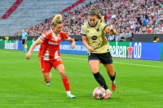 v li hLinda DALLMANN FC Bayern, FCB, 10 Alexia PUTELLAS Barcelona, 11 in duel, duel, tackle, dynamic, action, action, 25 04 2026, Munich Germany , football, UEFA Womens Champions League, semi-final, FC Bayern Munich FC Barcelona xslx