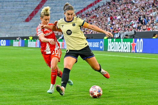 v li hLinda DALLMANN FC Bayern, FCB, 10 Alexia PUTELLAS Barcelona, 11 in duel, duel, tackle, dynamic, action, action, 25 04 2026, Munich Germany , football, UEFA Womens Champions League, semi-final, FC Bayern Munich FC Barcelona xslx