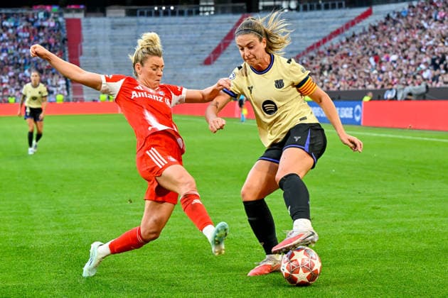 v li hLinda DALLMANN FC Bayern, FCB, 10 Alexia PUTELLAS Barcelona, 11 in duel, duel, tackle, dynamic, action, action, 25 04 2026, Munich Germany , football, UEFA Womens Champions League, semi-final, FC Bayern Munich FC Barcelona xslx
